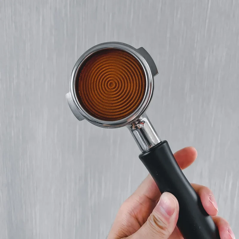 Tamper med fjeder V5 - 58.5mm titanium, rillet base