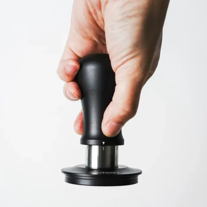Tamper med fjeder V5 - 58.5mm titanium, rillet base